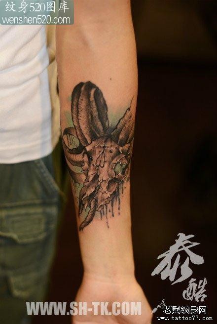男生手臂时尚帅气的一张羊头骷髅纹身图案