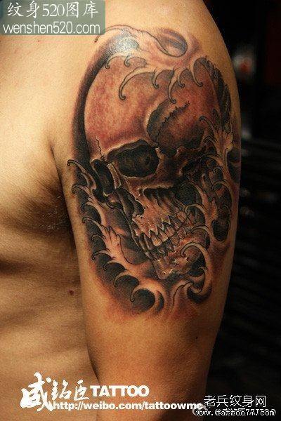 男人手臂一张经典比较酷的骷髅纹身图案