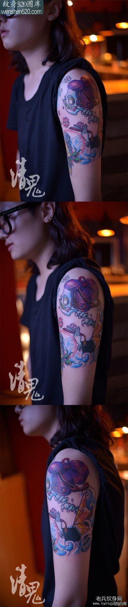女孩子手臂一张潮流经典的彩色骷髅纹身图案