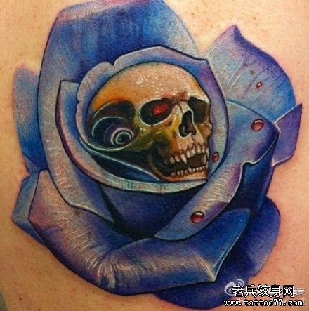 一张精美好看的玫瑰花与骷髅纹身图案