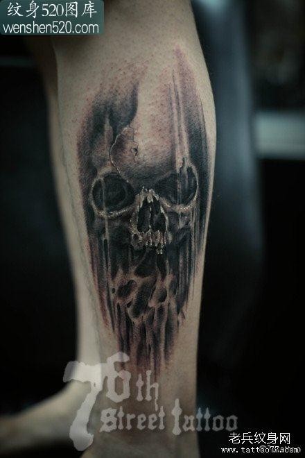 男生腿部经典潮流的黑灰骷髅纹身图案