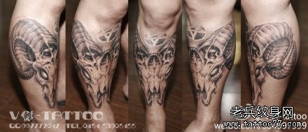 男人腿部一张经典潮流的羊头骷髅纹身图案