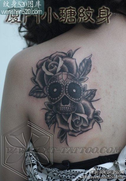 女生肩背唯美的黑灰骷髅与玫瑰花纹身图案