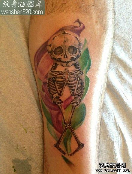 腿部一张另类潮流的骷髅纹身图案