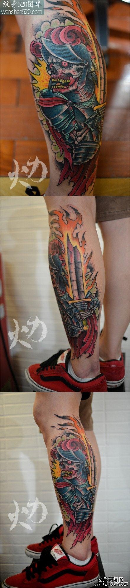 男人腿部经典潮流的骷髅骑士纹身图案