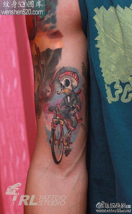 手臂潮流经典的欧美骷髅纹身图案