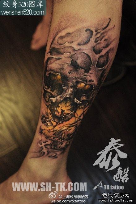 腿部潮流超酷的一张写实骷髅纹身图案