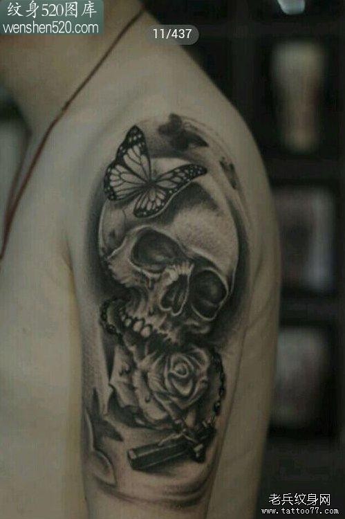 一张欧美素描黑灰骷髅与玫瑰花纹身图案