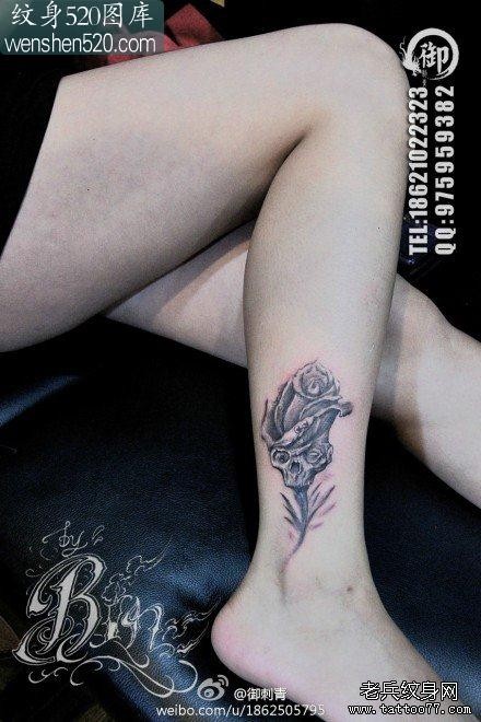 女生腿部一张另类经典的骷髅玫瑰花纹身图案