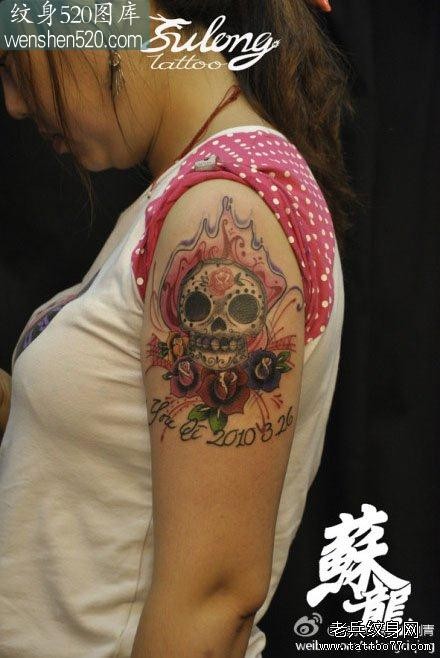 手臂漂亮精美的欧美欧美花骷髅纹身图案