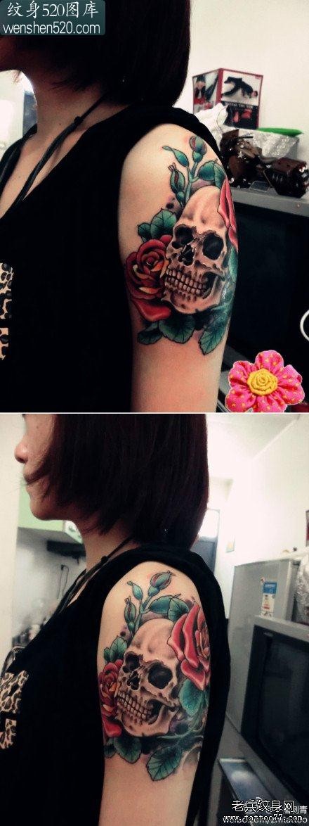 女生手臂经典潮流的骷髅与玫瑰花纹身图案