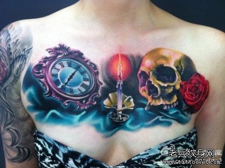 女生胸前超帅的骷髅玫瑰花纹身图案