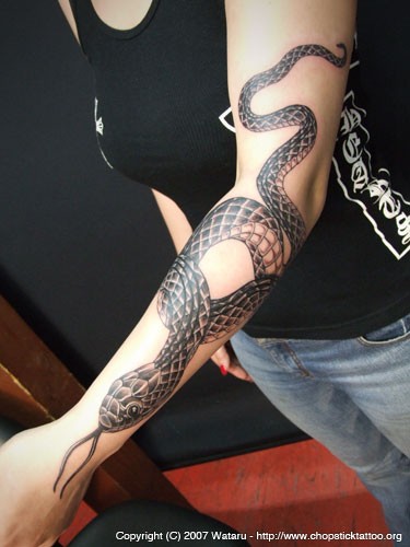 手臂长蛇纹身刺青图片