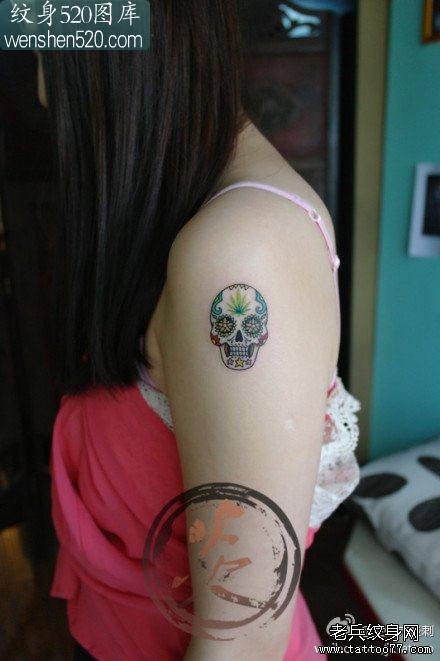 女生手臂精美小巧的欧美骷髅纹身图案