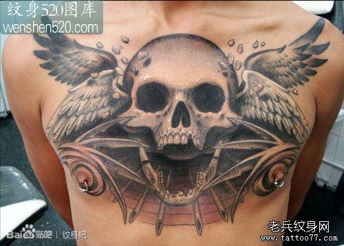 男人前胸超酷时尚的骷髅纹身图案