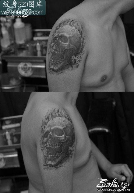 男人手臂霸气超酷的黑白骷髅纹身图案