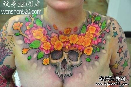 前胸简单好看的骷髅与花卉纹身图案