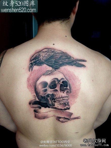 男人后背经典流行的敢死队骷髅乌鸦纹身图案