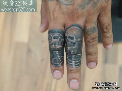 男人手指小巧时尚的骷髅纹身图案