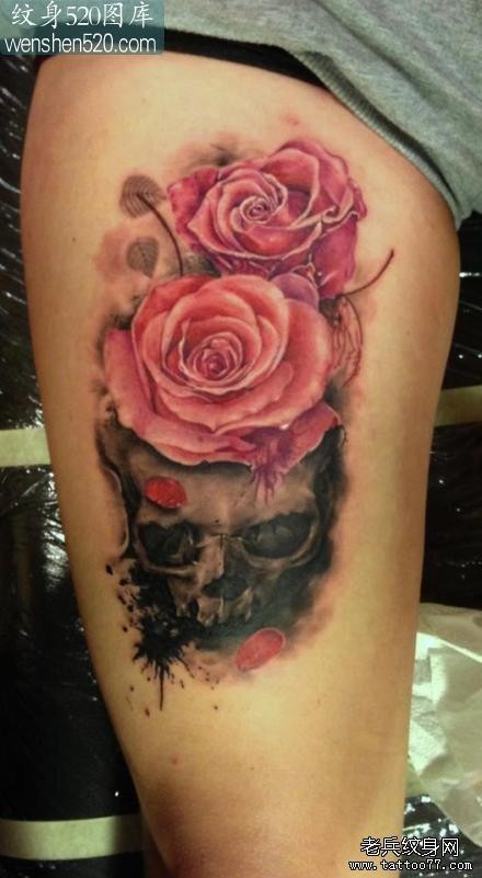 女人腿部时尚经典的骷髅与玫瑰花纹身图案