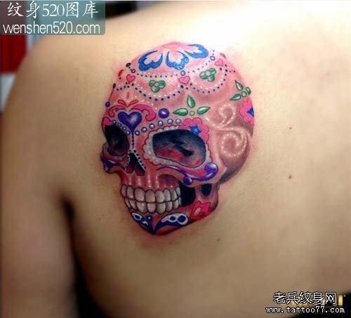 女生肩背漂亮的彩色骷髅纹身图案