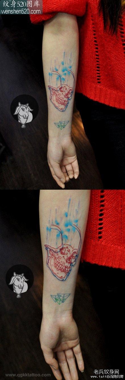 女生手臂流行好看的线条骷髅纹身图案