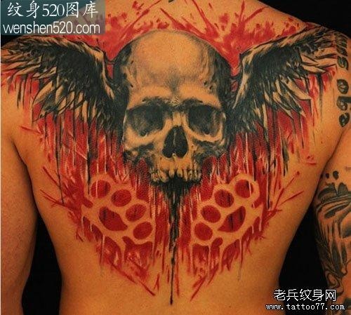 男人背部超酷的骷髅与翅膀纹身图案