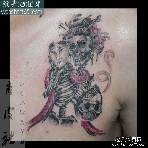 男人前胸时尚精美的骷髅纹身图案