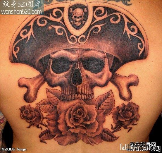 男人背部经典的海盗骷髅纹身图案