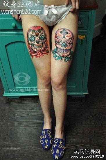 女生腿部漂亮时尚的彩色骷髅纹身图案