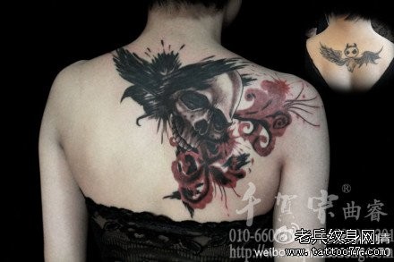 女生背部一张骷髅与彼岸花纹身图案