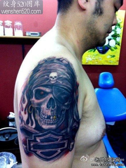 手臂超帅的海盗骷髅纹身图案