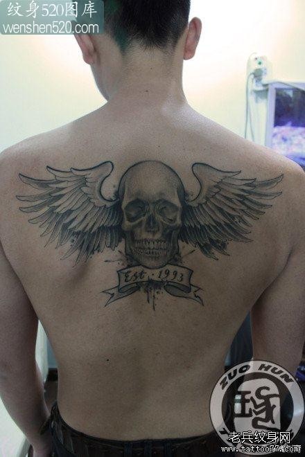 男人背部经典的黑灰骷髅与翅膀纹身图案