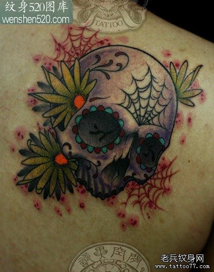 背部漂亮的彩色骷髅纹身图案