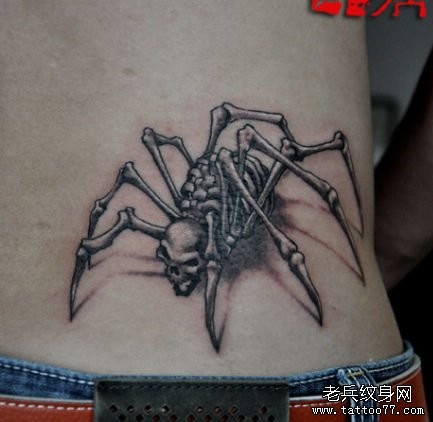 腰部一张骷髅蜘蛛纹身图案