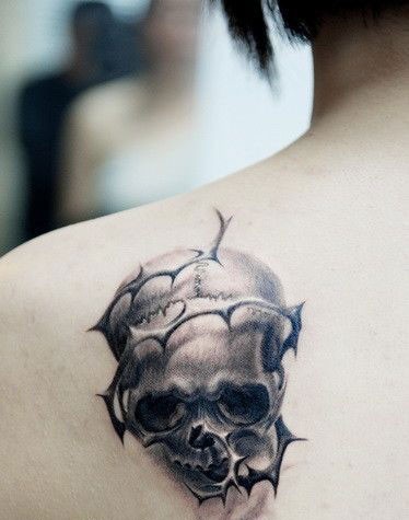 女孩子背部另类精美的一张骷髅纹身图案