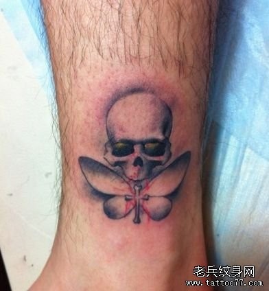 男生腿部一张骷髅纹身图案