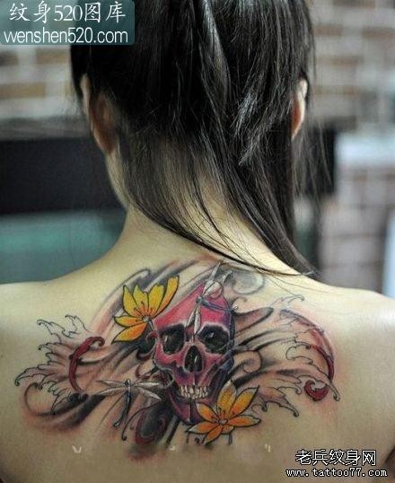 女孩子背部一张彩色骷髅纹身图案