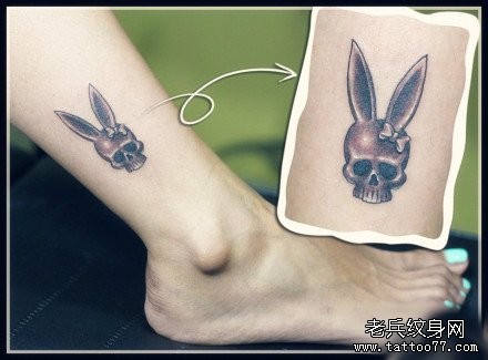 女孩子腿部一张兔耳朵的骷髅纹身图案
