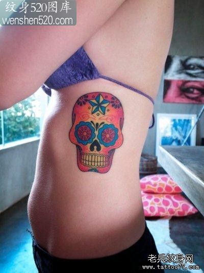 女生侧腰一张彩色骷髅纹身图案