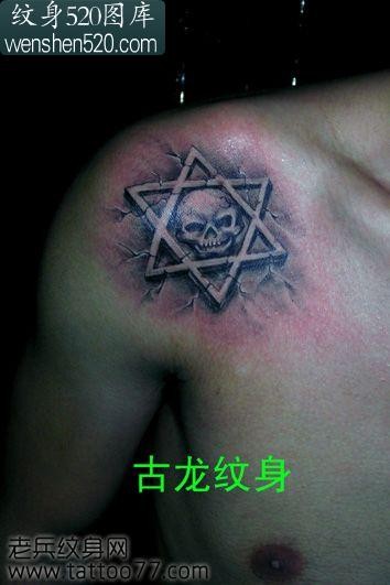 一张好看流行的六芒星骷髅纹身图案