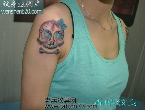 一张美女手臂可爱的骷髅纹身图案