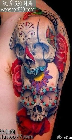 手臂上超炫的欧美骷髅花朵纹身图案
