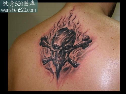 背部骷髅骨头火焰纹身图案