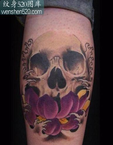 骷髅纹身图案：腿部彩色骷髅莲花纹身图案纹身图片