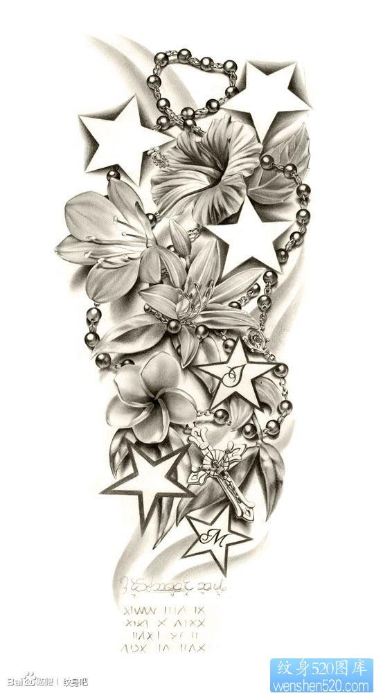 一张前卫唯美的黑白花卉纹身图片