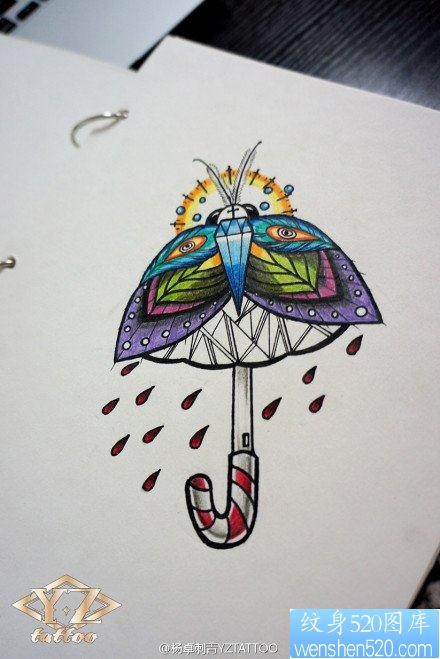 一张前卫经典的蛾子雨伞纹身图片