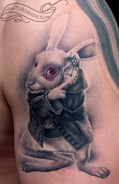 听时钟的兔子纹身图案
