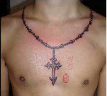 脖子上的纹身十字架吊坠图片