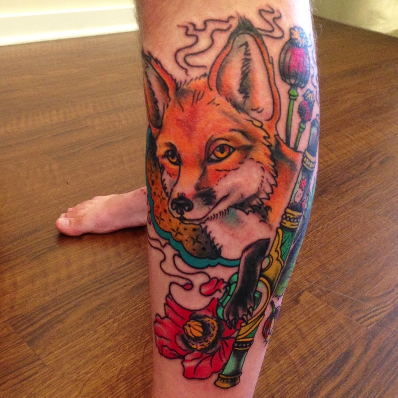 小腿部一款时尚的狐狸纹身